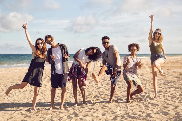 Groupe d'amis souriants portant des vêtements d'été — Photo