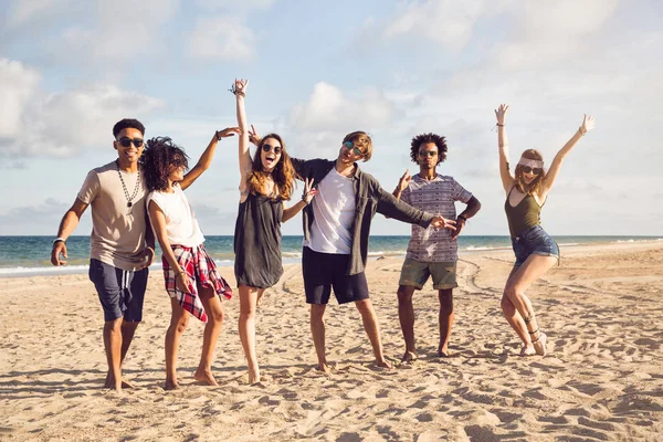 Многорасовая группа друзей, наслаждающихся днем на пляже — стоковое фото