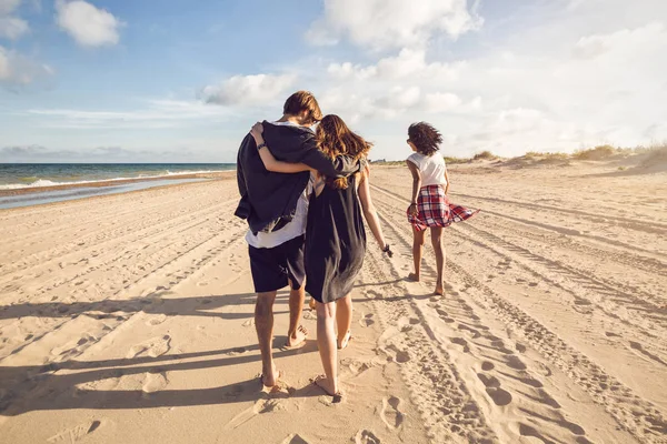 Bir grup insan birlikte yürüyüş arkadan görünüm