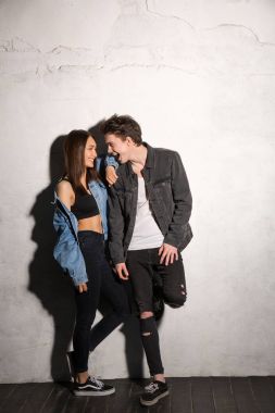 Mutlu genç hipster seven çift bir kenara arıyorsunuz