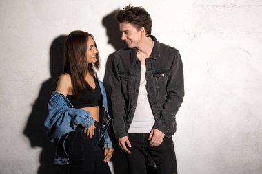 Bir kenara genç hippi sevgi dolu çift gülümseyen