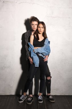 Ciddi genç hippi sevgi dolu çift kamera