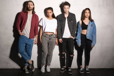 Ciddi genç hipsters arkadaşlar