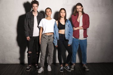 Ciddi genç hipsters arkadaşlar