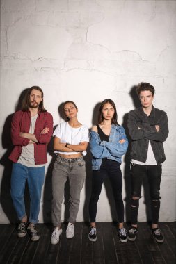 Ciddi hipsters gri arka plan üzerinde duran çiftler sevgi dolu