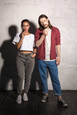 Şeker kız yakınındaki sigara adamla genç yenilikçi.