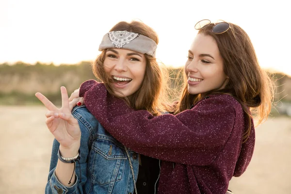 Zwei junge Hipster-Mädchen, die sich umarmen — Stockfoto