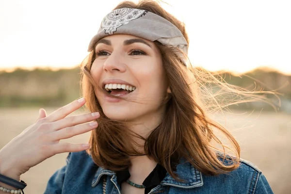 Retrato de uma menina hipster feliz posando — Fotografia de Stock