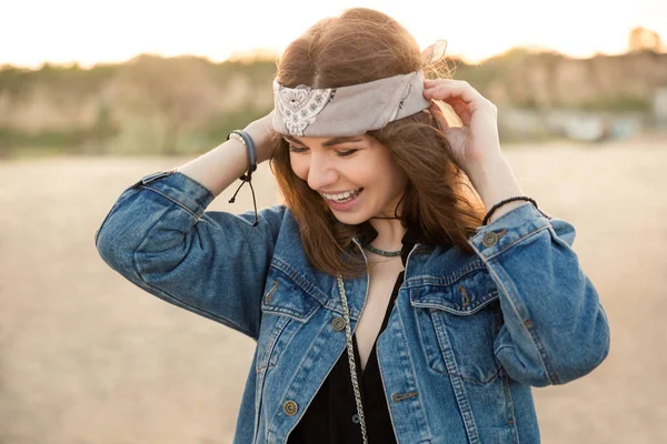 Portret van een lachende hipster meisje poseren — Stockfoto