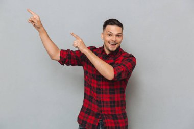 işaret mutlu bir genç adam.