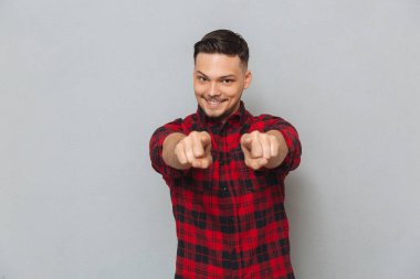 İşaret mutlu bir genç adam. Kameraya bakarak.