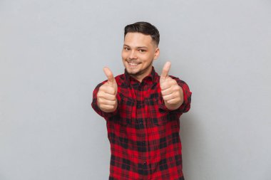 Genç gülümseyen adam olun jest Yaşasın.