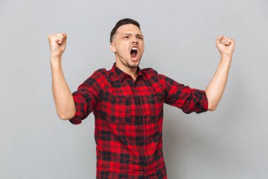 Çığlık atan adam mutlu jestleri gösterilen