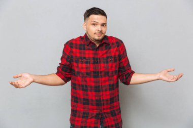 Tişörtlü kameraya bakarak anlaşılmaz adam