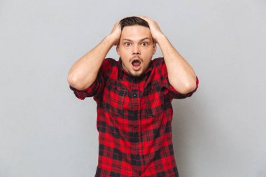 Kafa tutan ve fotoğraf makinesi vasıl bakarak şok adam