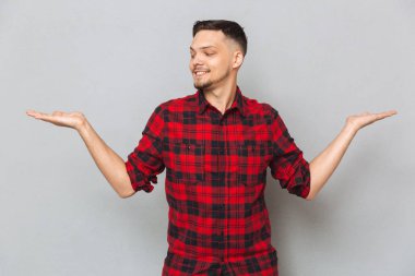 Gülümseyen adam boşaltmak pound üzerinde tutan