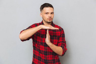 Ciddi adam gösteren zaman aşımı jest