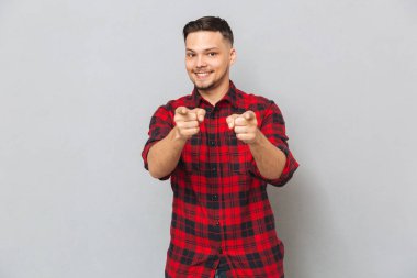 Gülümseyen adam kameraya işaret