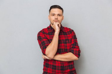 Düşünceli genç adam resmi