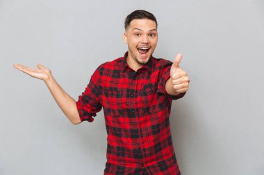 Başparmak gösterilmesini ve boşaltmak Lirası üzerinde tutan mutlu adam