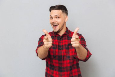 Mutlu adam kameraya başparmak gösterilmesini