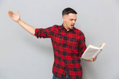 Konsantre adam kitapla provası