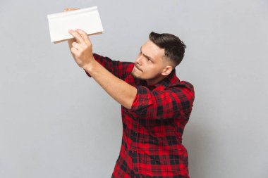 Kitap ile tişörtlü genç adam