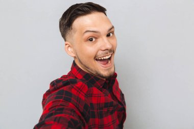 Yana doğru ayakta ve kameraya bakarak mutlu adam