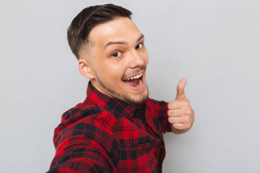 Yana doğru ayakta ve başparmak gösterilmesini mutlu adam