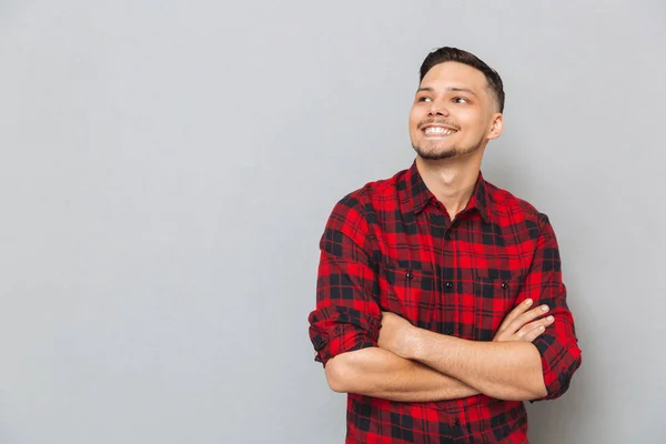 Glücklicher junger Mann, der zur Seite schaut. — Stockfoto