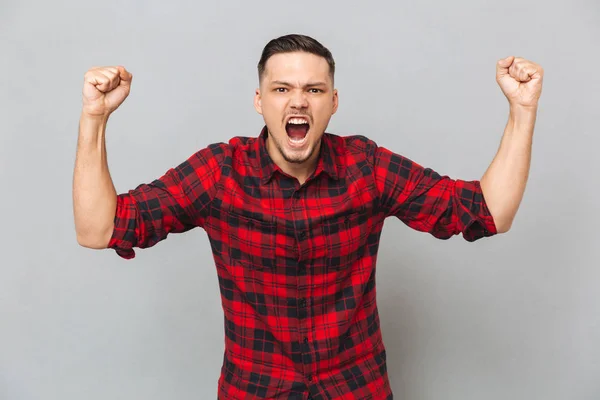 Gelukkig schreeuwende man kijken camera — Stockfoto