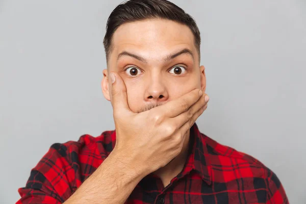 Close-up van portret van Shocked man die betrekking hebben op zijn mond — Stockfoto