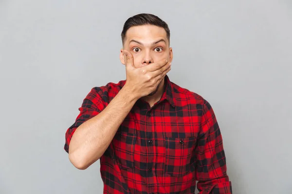 Geschokt man die betrekking hebben op zijn mond — Stockfoto
