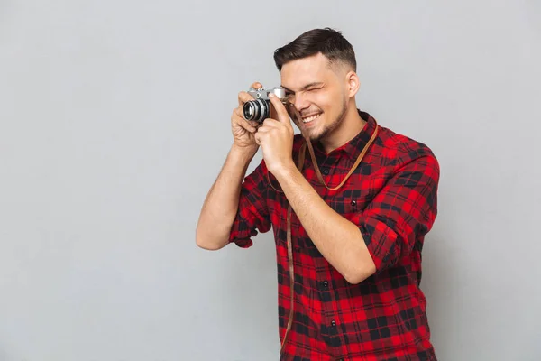 Uśmiechnięty mężczyzna w koszuli, Dokonywanie zdjęcie na aparat retro — Zdjęcie stockowe