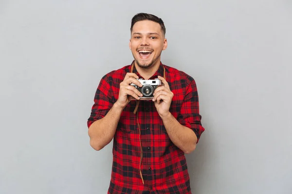 Szczęśliwy człowiek, w koszuli, Dokonywanie zdjęcie na aparat retro — Zdjęcie stockowe