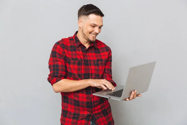 Hombre feliz usando ordenador portátil — Foto de Stock