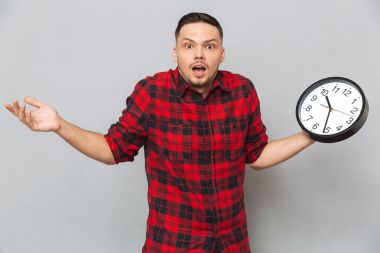 Anlaşılmaz adam tutarak saat