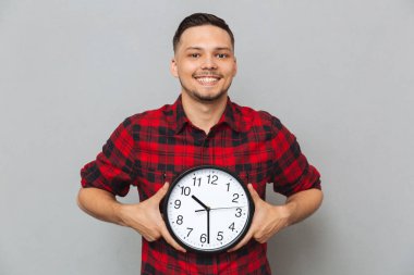 Gülümseyen adam saat elinde tutan