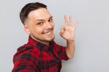 Yana doğru ayakta adam gülümseyerek ve ok işaret gösteren