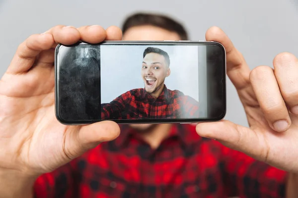 Stäng upp bilden av mannen att göra foto på smartphone — Stockfoto
