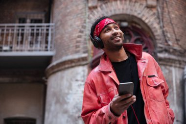 Gülümseyen bir afro Amerikalı adam müzik portresi