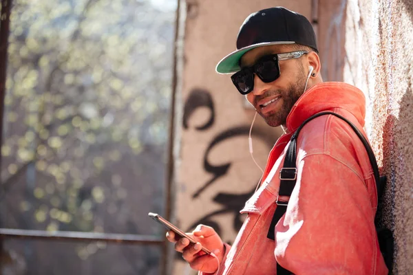 Feliz hombre afro americano con estilo en gafas de sol escuchando música —  Fotos de Stock