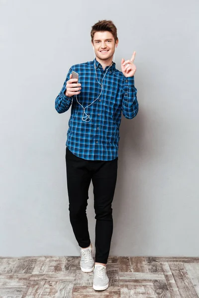 Captura completa de hombre escuchando música en auriculares — Foto de Stock