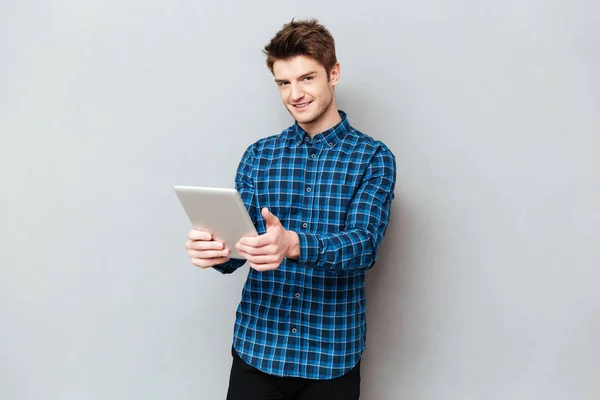 Человек держит планшетный компьютер в руках изолированы — стоковое фото