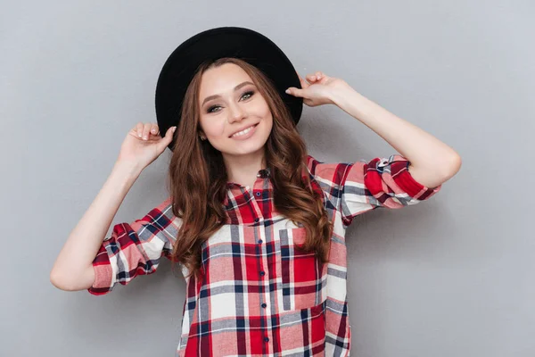 Όμορφη νεαρή κοπέλα με καπέλο και καρό πουκάμισο — Φωτογραφία Αρχείου