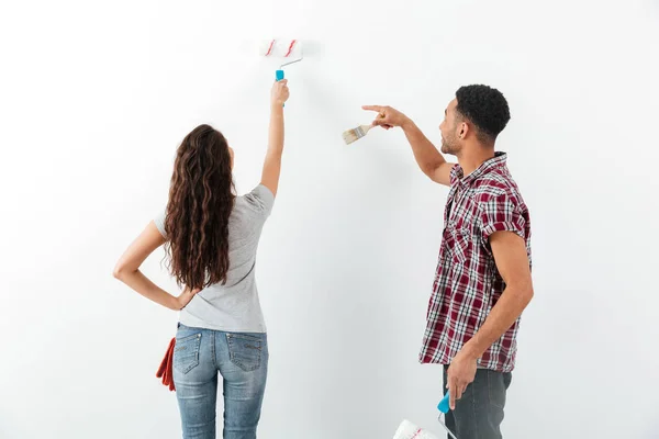 Vista posteriore di coppia fare riparazione — Foto Stock