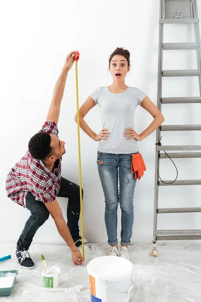 Man en vrouw met behulp van maatregel tape — Stockfoto