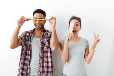 Ölçme bant ve eğleniyor fırça ile komik çok ırklı Çift