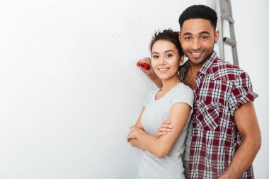 Mutlu çok ırklı yung çift birlikte ayakta portresi