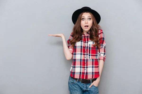 Retrato de una joven sorprendida con camisa a cuadros — Foto de Stock